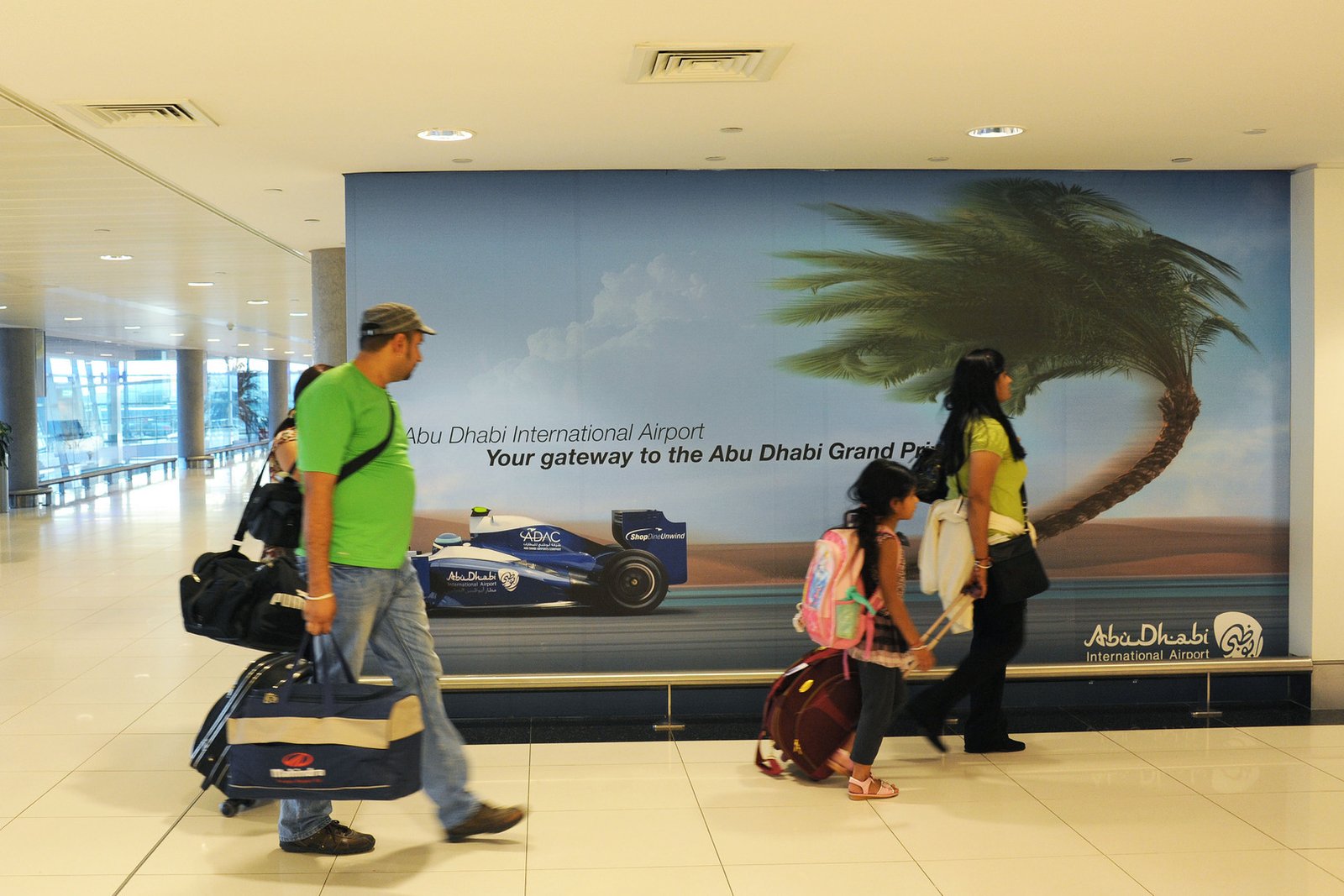 أول طائرة مدنية تقلع من مطار أبو ظبي منذ احتدام التوتر...