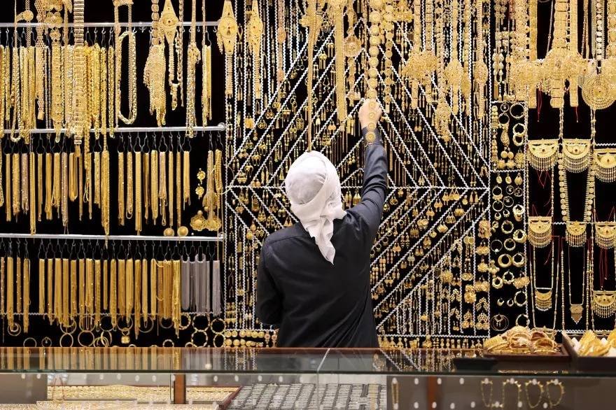 تراجع تدفقات الذهب في دبي مع توقف الرحلات الجوية
